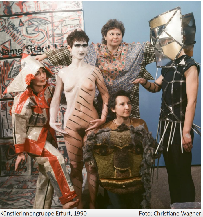 Bild mit fünf Frauen in künstlerischen Gewänden