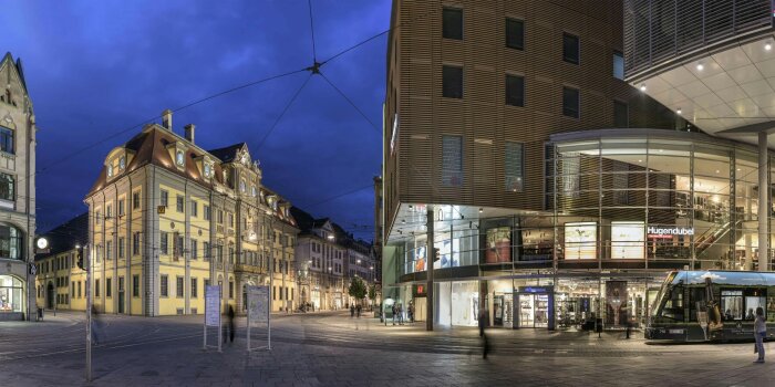 Das imposante Gebäude angeleuchtet unter dem dunklblauen Abendhimmel