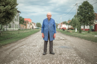 Ein Mann steht auf einer Straße