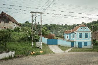 Straße zu einem blauen Haus