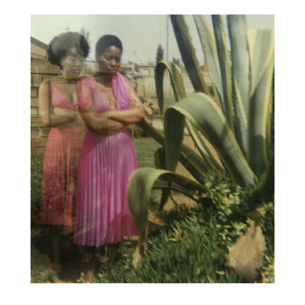 Doppelbelichtung die zwei Frauen mit Kleidern links neben einem großen Kaktus zeigt