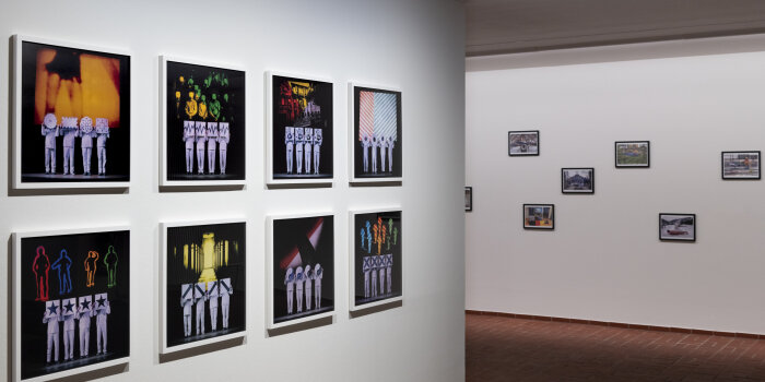Blick in einen Ausstellungsraum mit Fotografien an der Wand