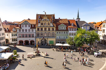 großer Platz mit Häusern und Menschen