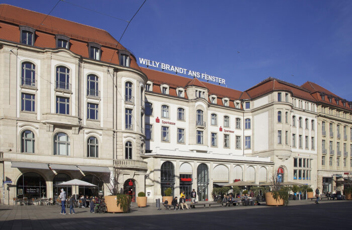 Denkmal „Willy Brandt ans Fenster“ von David Mannstein und Maria Vill Blick auf ein Haus mit Schriftzug „Willy Brandt ans Fenster“ auf dem Dach