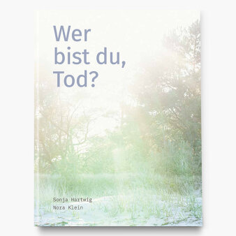 Ein Buchcover mit einem hellen Foto von Bäumen und Sonne, oben links Schriftzug „Wer bist du, Tod?“