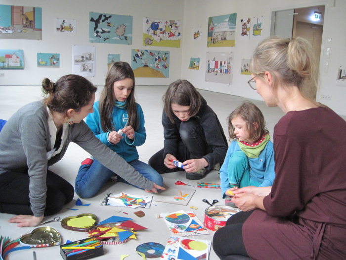 Kinder in der Kunsthalle Erfurt Kinder basteln mit farbigen Materialien