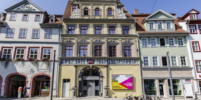 restaurierte Renaissance-Fassade des Hauses zum Roten Ochsen eingebettet von Nachbarhäusern