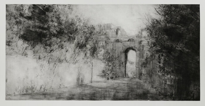Antikes Stadttor (Cumae). 2018, Kaltnadelradierung, 37 x 75 cm Kaltnadelradierung eines Stadttores in Schwarz Weiß
