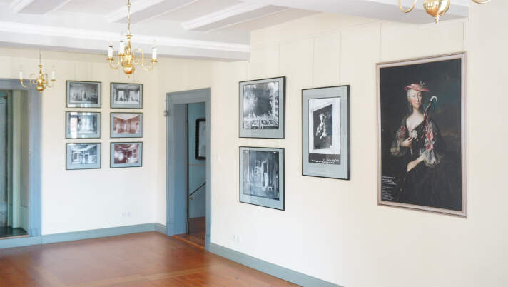 Blick in die Ausstellung „Mit königlichen Augen. Queen Victoria besichtigt Schloss Molsdorf“ Blick in einen hellen Raum mit Bildern und Gemälden an der Wand