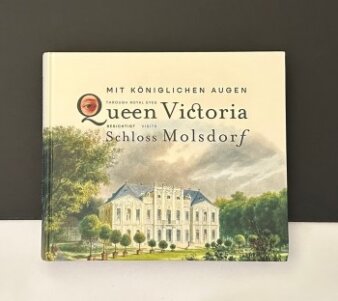 Foto: Publikation „Mit Königlichen Augen. Queen Victoria besichtigt Schloss Molsdorf“ © Revolver Publishing Ein Buchcover mit der gemalten Fassade eines prunkvollen Hauses sowie Text auf der Vorderseite