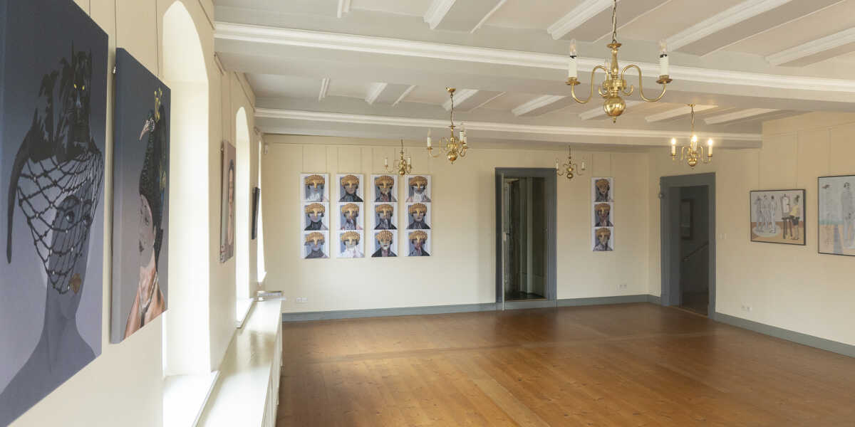 Interner Verweis: Ausstellung „Marianne Ulrich. Rock'n Barock“, bis 3.5.2026, Schlossmuseum Molsdorf