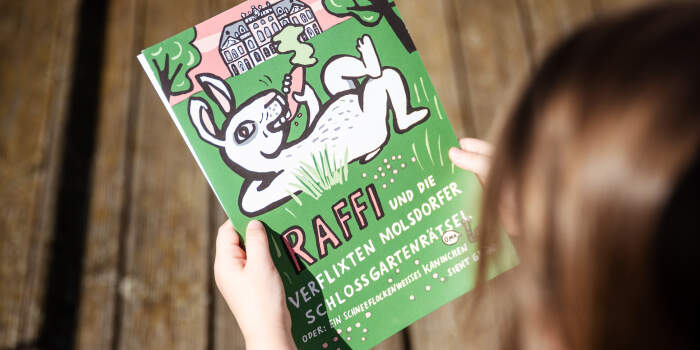 Kaninchen Raffi lädt zum Rätselspaß im Schlossgarten Molsdorf