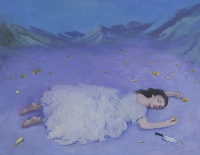 Gemälde in Blautönen, Frau im weißen Kleid und Messer im Vordergrund im Hintergrund Berge