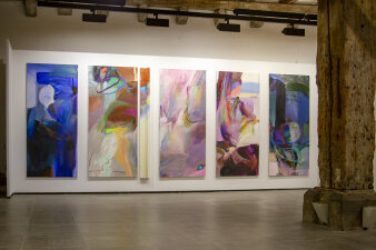fünf große bunte Gemälde auf Leinwand hängen an einer Wand