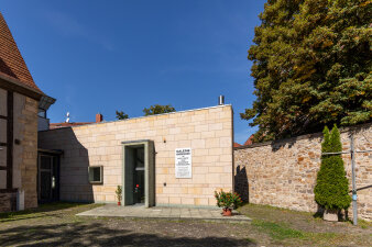 Ein Hof mit Blick auf einen Gebäudeeingang