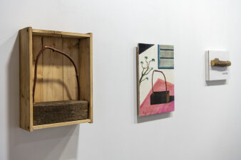 ein Gemälde und zwei Installationen mit Holz in einer Kunstausstellung