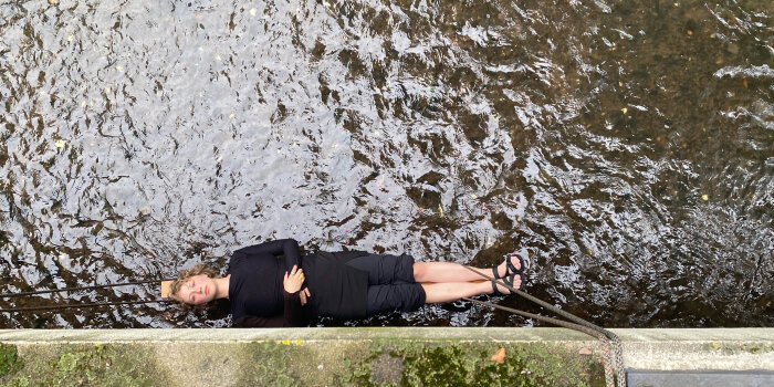 Eine Frau von oben fotografiert die über dem Wasser zu schweben scheint