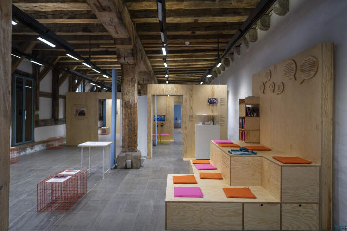 Ein Raum mit Holzbalken und verschiedenen bunten Gegenständen.