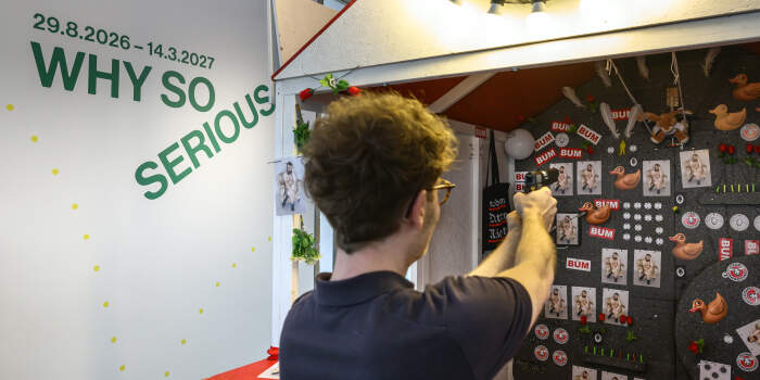 : Tischtennis und Scheibenschießen mit dem Kurator der Ausstellung „Why so serious?“