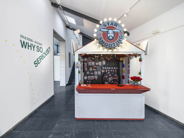 Blick in die Ausstellung "Why so serious?" in der Galerie Waidspeicher, Kunstmuseen Erfurt 2026
