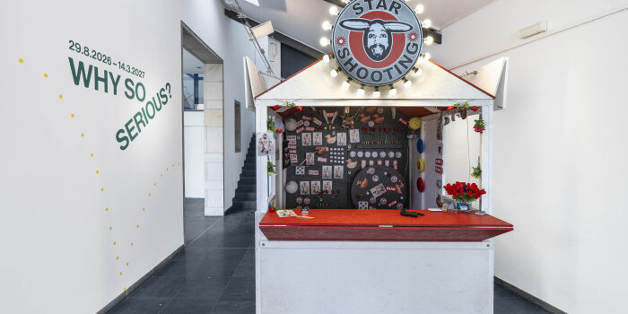 Eine weiße Schießbude in einem hellen Raum
