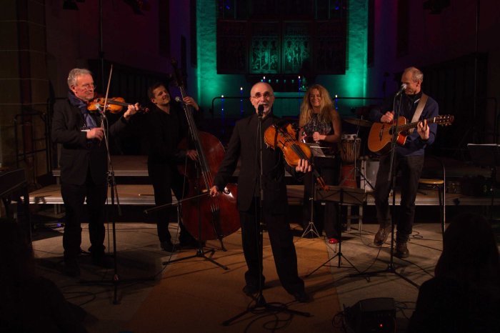 The String Company (2017) 5 Musiker mit verschiedenen Instrumenten in einer Kirche