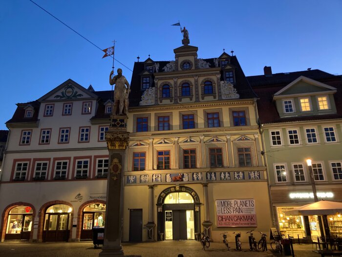 Das imposante Gebäude in Abendstimmung